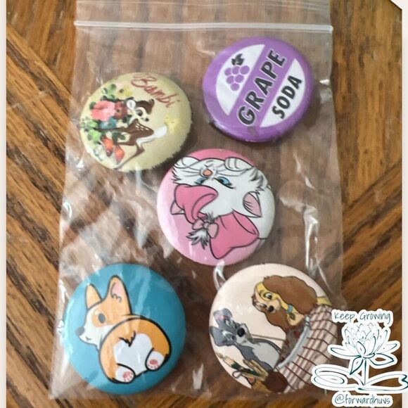 Disney - 4 Disney Buttons + Corgi Button - Picture 7 of 9